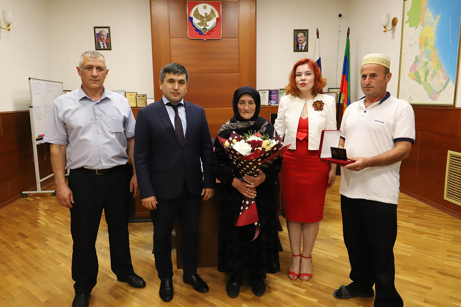 Гюльханум Раджабовой из Табасаранского района вручили государственную награду «Орден матери»